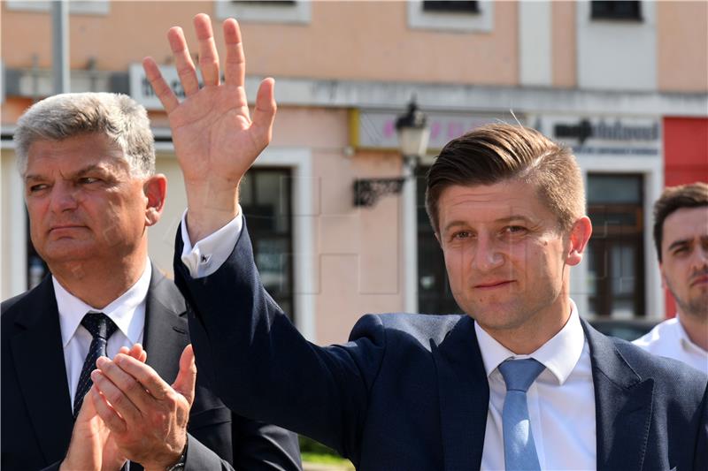 Predizborna kampanja: Plenković se družio s građanima u Vinkovcima