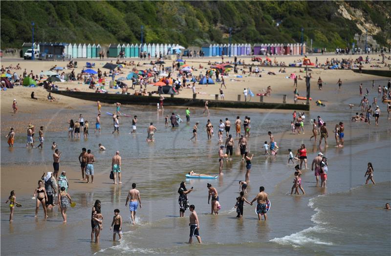 Johnson upozorio Britance da se pridržavaju mjera i na plažama