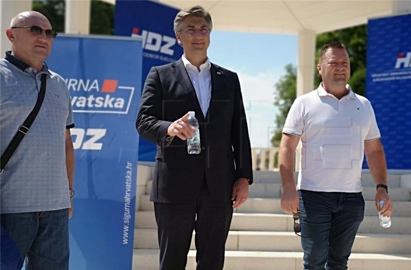 Plenković posjetio Bjelovar u društvu stranačkih kolega