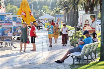 Turisti u šetnji makarskom rivom