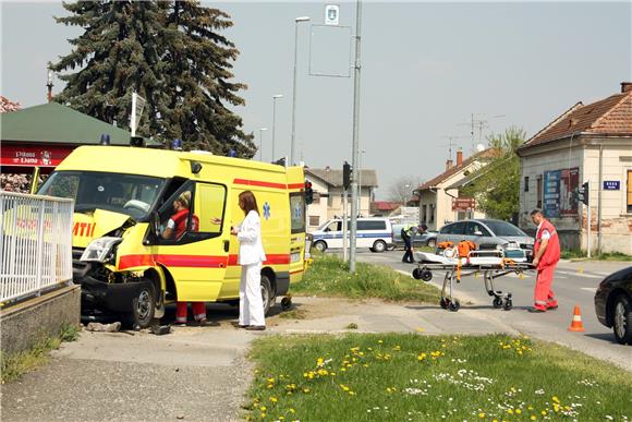 Dvije osobe poginule u sudaru sanitetnog vozila i kamiona kod Garešnice