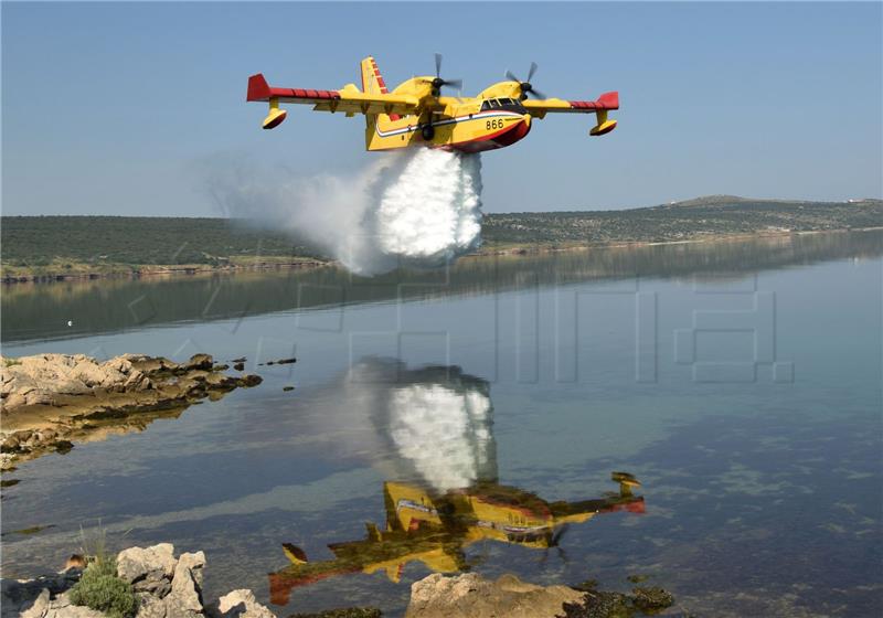 Tri kanadera pomažu gasiti požar na Pelješcu