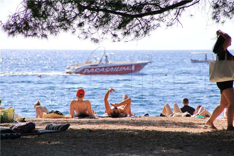 Turisti na plaži u Makarskoj