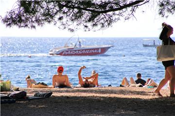 Turisti na plaži u Makarskoj