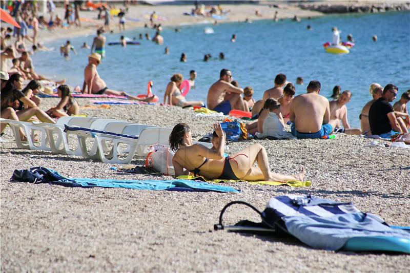 Turisti na plaži u Makarskoj