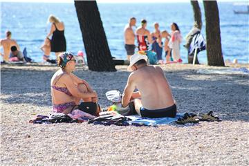 Turisti na plaži u Makarskoj