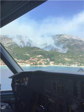 Tri kanadera pomažu gasiti požar na Pelješcu