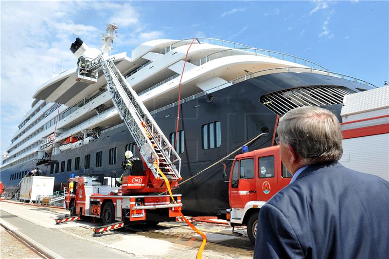 Uspješno održana vatrogasna vježba na kruzeru Scenic Eclipse uz riječki lukobran