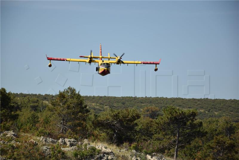 Dva Canadaira gasila požar na Hvaru