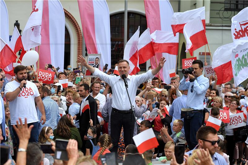 Duda bi mijenjao ustav, 'gay' parovima bi zabranio posvajanje djece