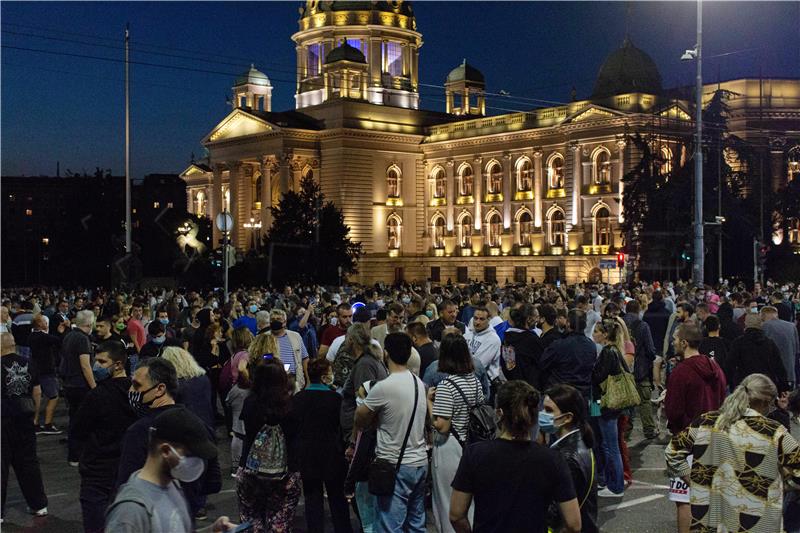 Policija suzavcem rastjeruje prosvjednike ispred Skupštine Srbije