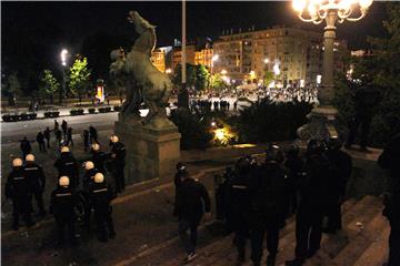 Policija suzavcem rastjeruje prosvjednike ispred Skupštine Srbije