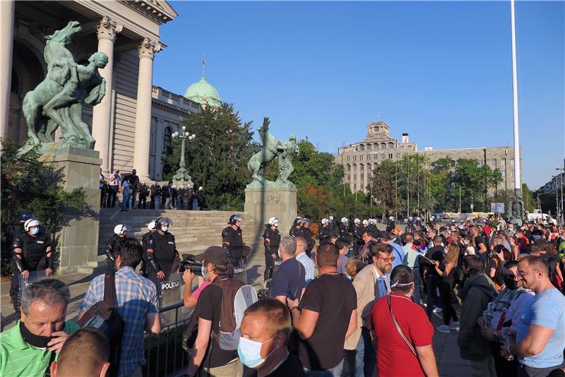 Prosvjedi u Beogradu i Novom Sadu, novi sukobi demonstranata i policije