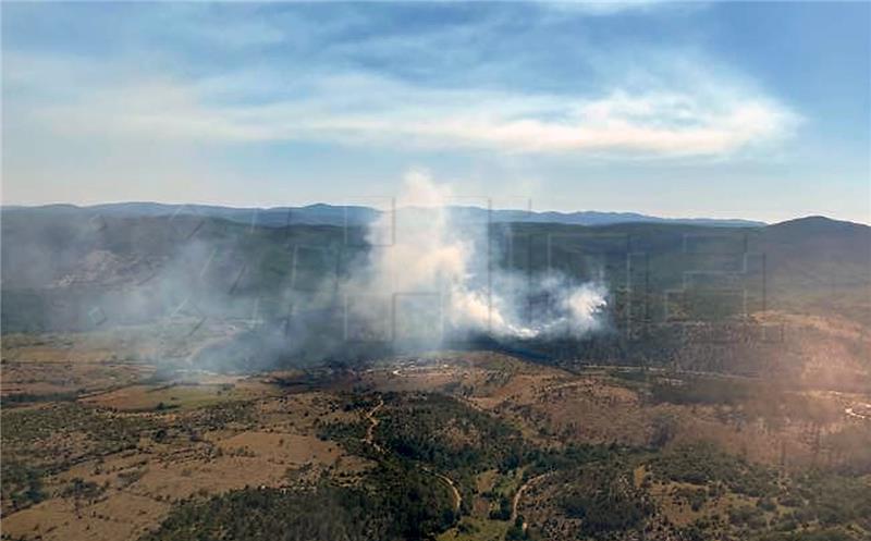 Dva kanadera i dva Airtractora gase požar kod Muća