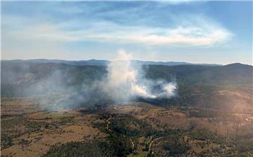 Dva kanadera i dva Airtractora gase požar kod Muća