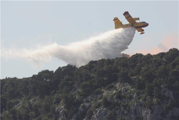 Požar kod Muća u jednom trenutku zaprijetio i kućama