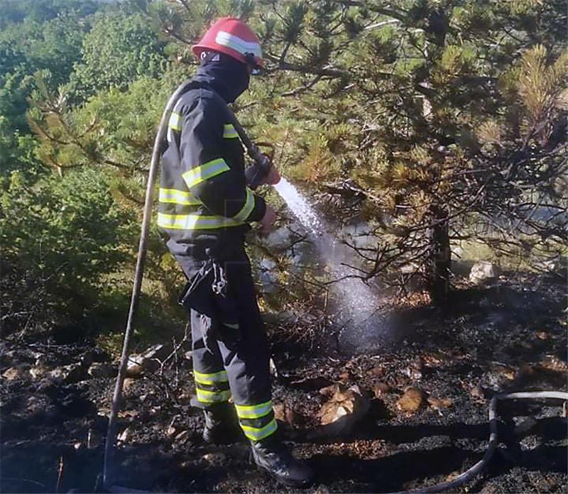 Opet gori kod Muća, angažirano 60 vatrogasca i četiri protupožarna zrakoplova