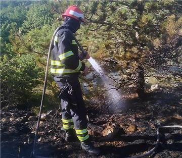 Opet gori kod Muća, angažirano 60 vatrogasca i četiri protupožarna zrakoplova