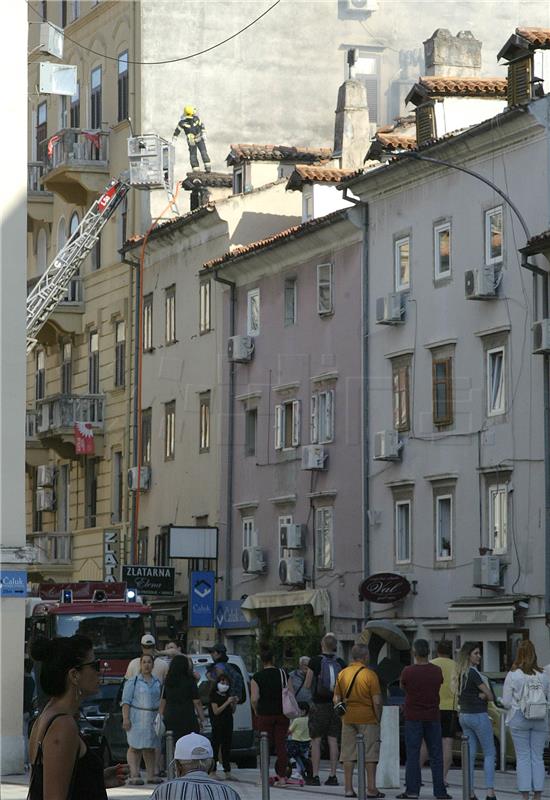 Požar u stanu u središtu Rijeke pod nadzorom vatrogasaca