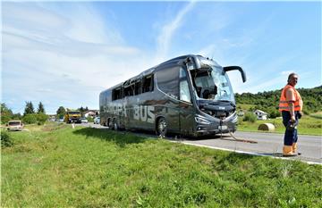 U prevrtanju slovenskog autobusa lakše ozlijeđeno šest osoba