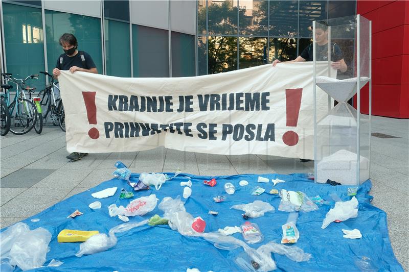 Zelena akcija performansom protiv plastike