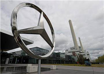 (FILE) GERMANY ECONOMY DAIMLER