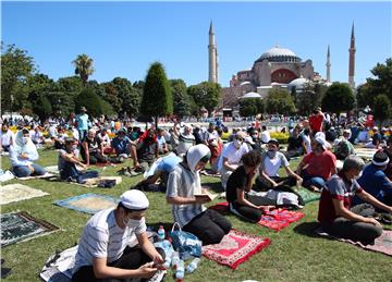 Erdogan se pridružio tisućama vjernika ispred Aje Sofije 