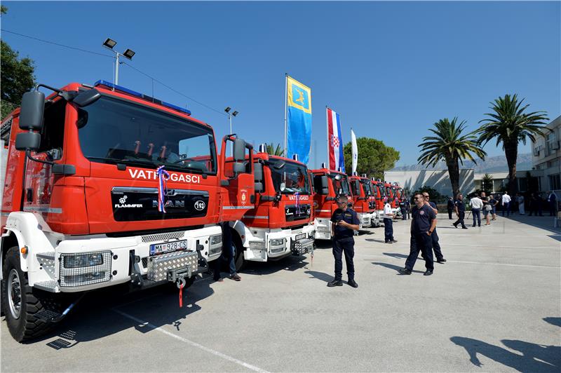 Primopredaja 9 specijalnih vatrogasnih vozila