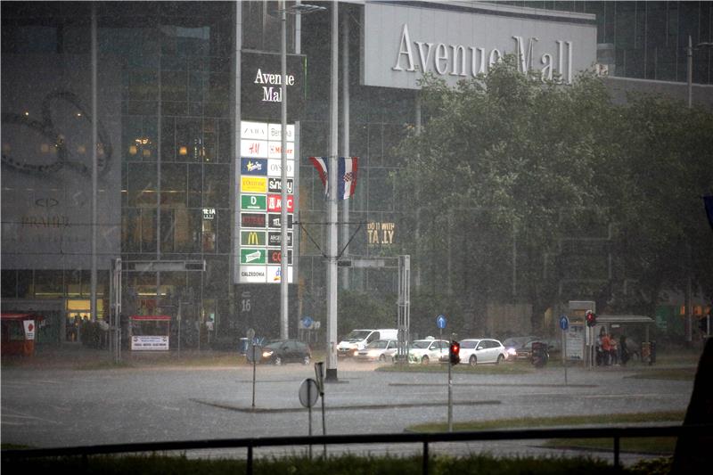 Jako nevrijeme zahvatilo Zagreb, poplavljene ulice u centru grada