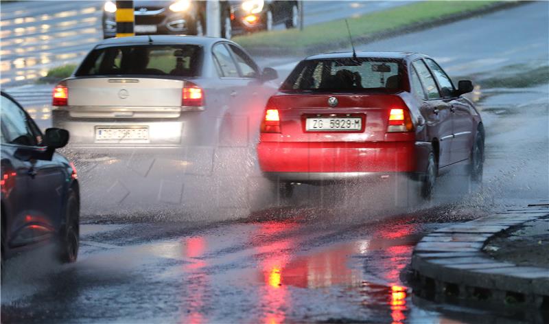 Snažno nevrijeme još jednom pogodilo Zagreb, poplavljen podvožnjak u Selskoj