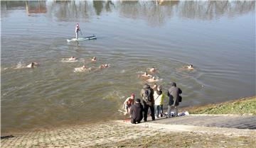 Počela sezona kupanja na Vukovarskoj adi, prvi put besplatan prijevoz