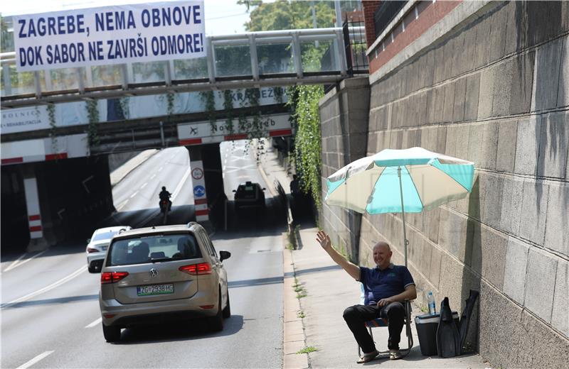 Petek s opremom za ronjenje 'pozdravlja' zastupnike koji idu na godišnji