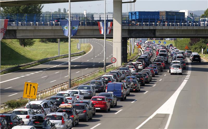 HAK: Kilometarske kolone pred naplatom Lučko 