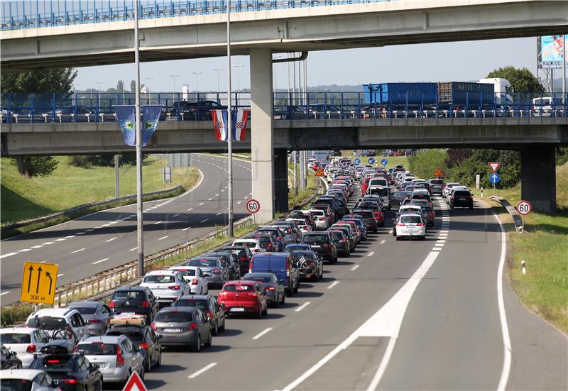 HAK: Kilometarske kolone pred naplatom Lučko 