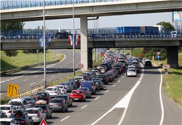 HAK: Kilometarske kolone pred naplatom Lučko 