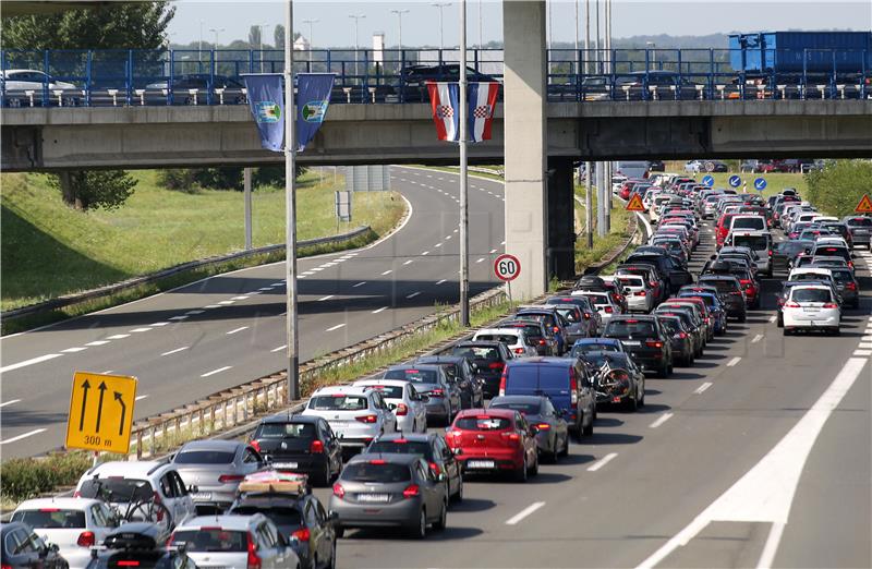 HAK: Kilometarske kolone pred naplatom Lučko 