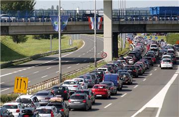 HAK: Kilometarske kolone pred naplatom Lučko 