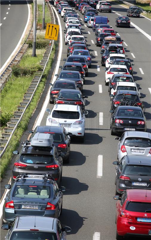 HAK: Kilometarske kolone pred naplatom Lučko 