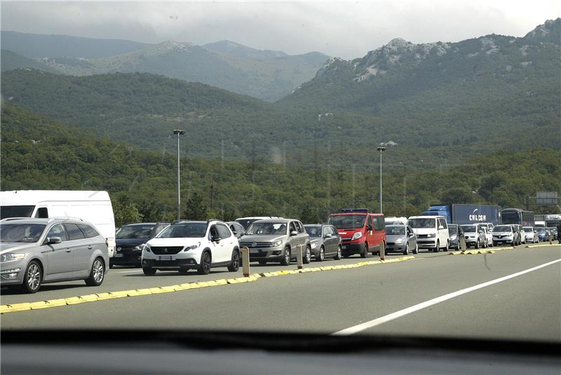 HAC: Za vikend 25 posto manje vozila nego lani