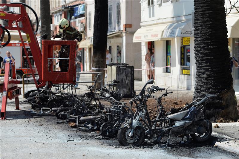 Požar na Rivi, izgorjelo 10 motora