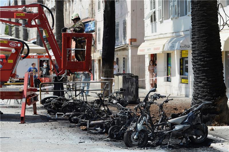 Požar na Rivi, izgorjelo 10 motora