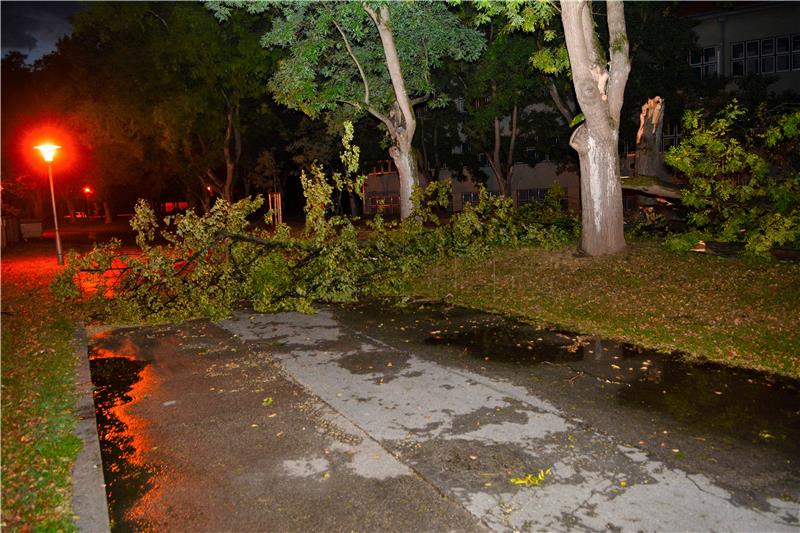 U nevremenu na karlovačkom području vatrogasci intervenirali 64 puta, rade i danas