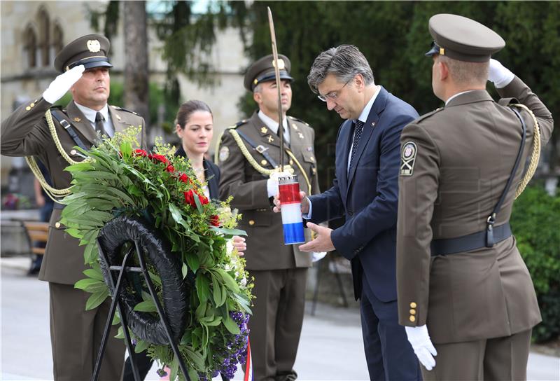  Uoči Dana pobjede i domovinske zahvalnosti  Plenković položio vijence na Mirogoju