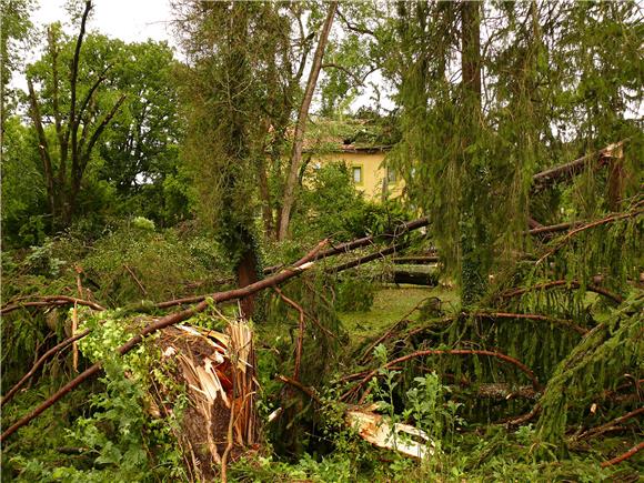 U olujnom nevremenu dijelovi krovišta teško ozlijedili ženu u Slavonskom Brodu 