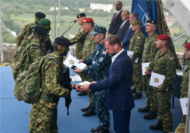 Usponom na Kninsku tvrđavu završena hodnja novih vođa Hrvatske vojske