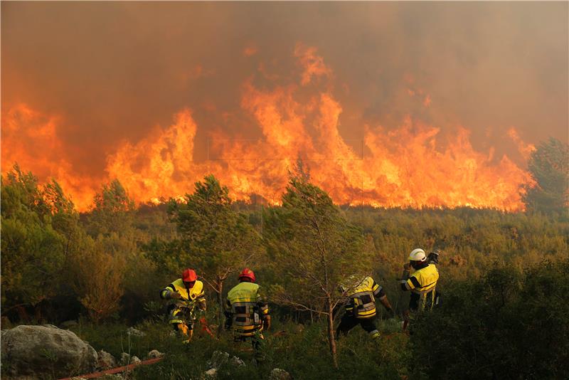 Veliki požar na obali blizu Marseilla, evakuiraju se tri kampa 