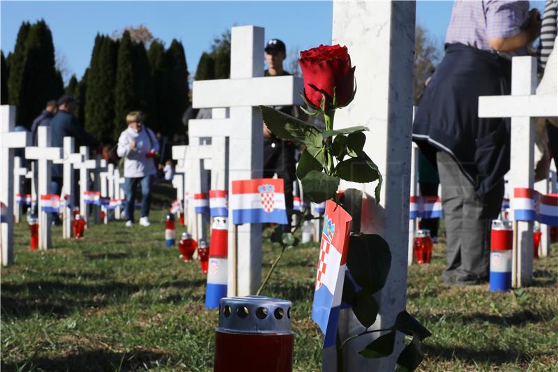 Vukovar: Na Memorijalnom groblju položeni vijenci i zapaljene svijeće