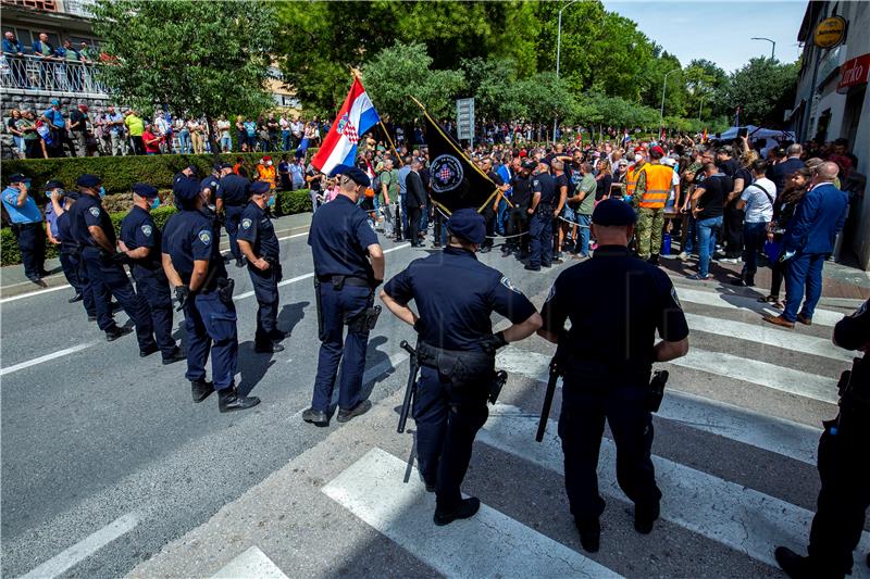 HOS-ovce policija nije pustila na kninski trg, pušteni nakon svečanosti 