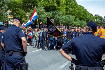 HOS-ovce policija nije pustila na kninski trg, pušteni nakon svečanosti 