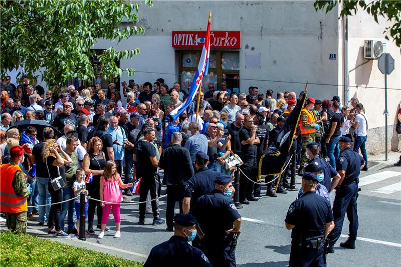 HOS-ovce policija nije pustila na kninski trg, pušteni nakon svečanosti 